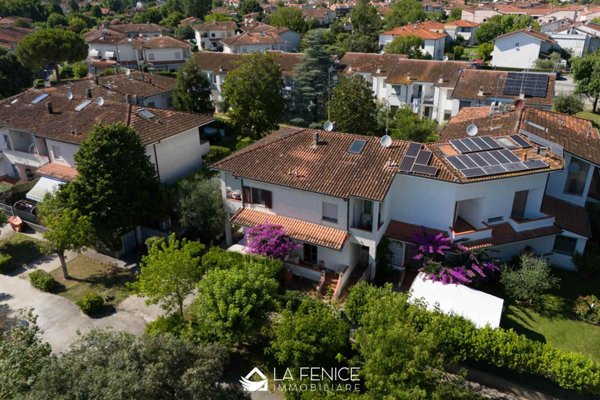 casa indipendente in vendita a Pietrasanta in zona Vignone