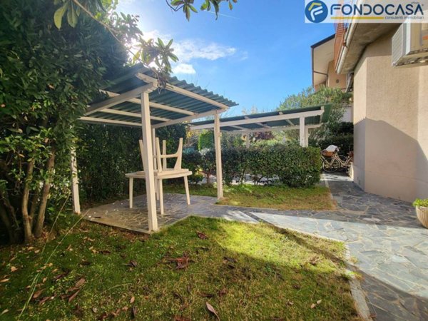 casa indipendente in vendita a Pietrasanta in zona Tonfano