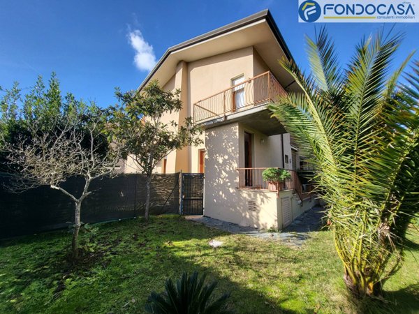 casa indipendente in vendita a Pietrasanta in zona Tonfano