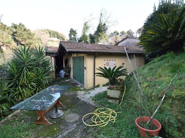 casa indipendente in vendita a Pietrasanta in zona Strettoia
