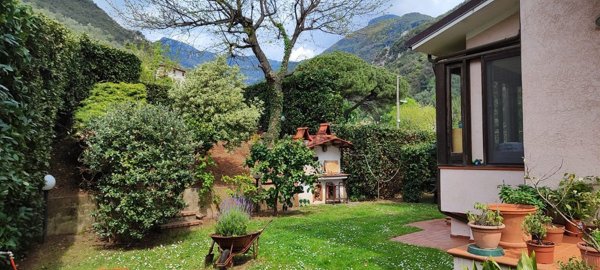casa indipendente in vendita a Pietrasanta in zona Valdicastello