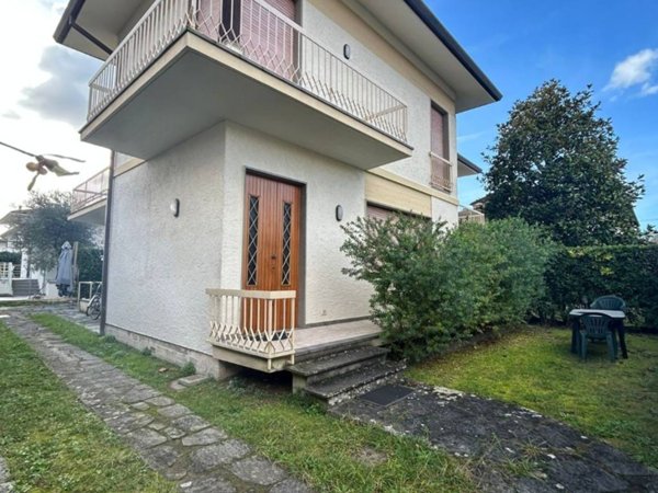 casa indipendente in vendita a Pietrasanta in zona Fiumetto