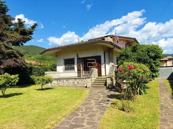 casa indipendente in vendita a Pietrasanta in zona Strettoia