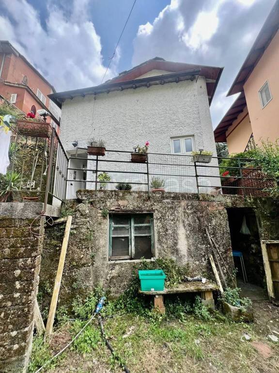 casa indipendente in vendita a Pietrasanta in zona Valdicastello