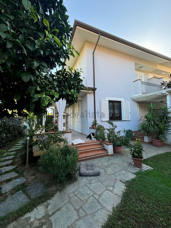 casa indipendente in vendita a Pietrasanta in zona Focette