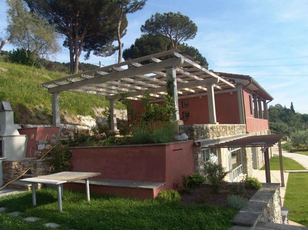casa indipendente in vendita a Pietrasanta in zona Vallecchia