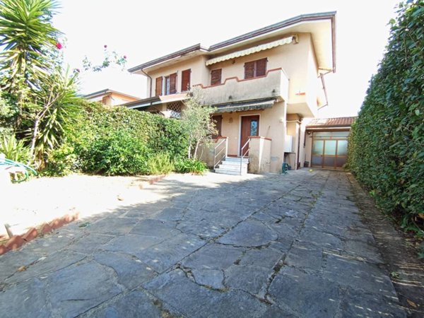 casa indipendente in vendita a Pietrasanta in zona Crociale