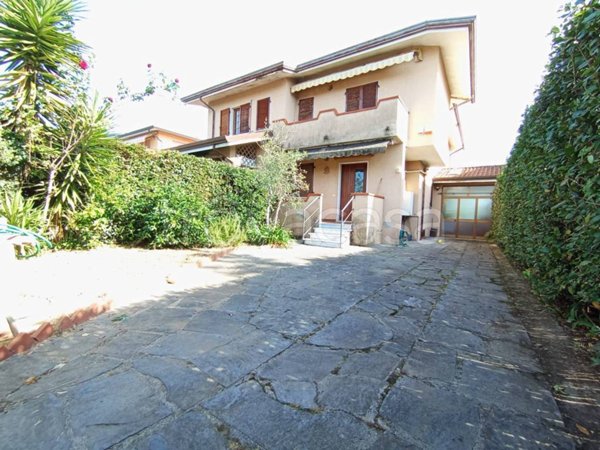 casa indipendente in vendita a Pietrasanta in zona Crociale