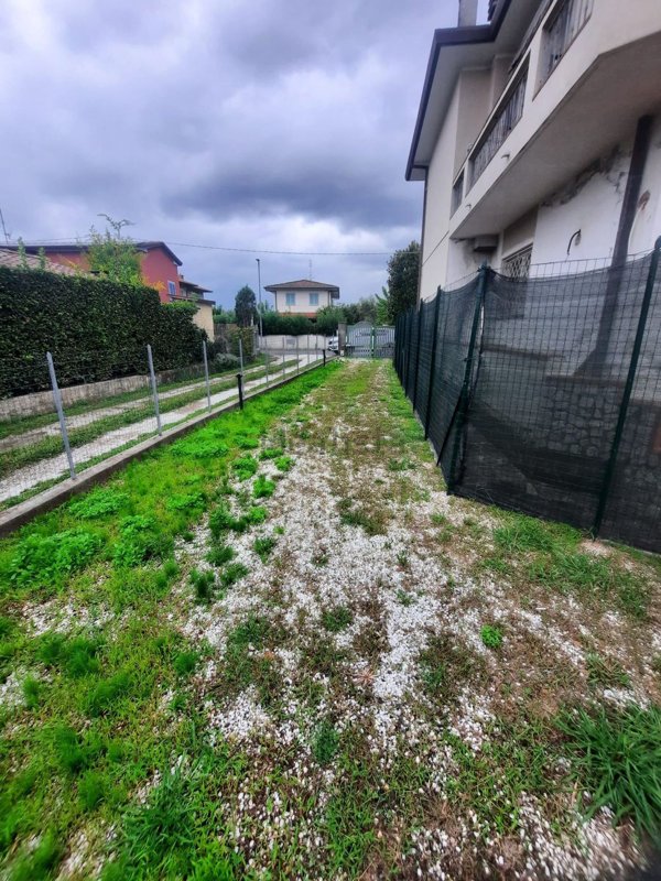 locale di sgombero in vendita a Pietrasanta