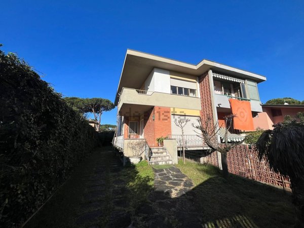 casa indipendente in vendita a Pietrasanta in zona Tonfano