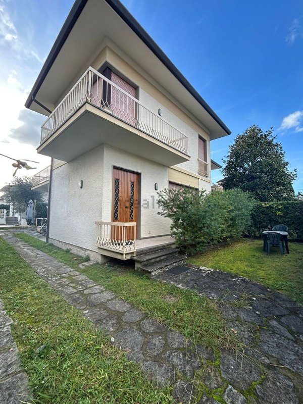 casa indipendente in vendita a Pietrasanta in zona Fiumetto