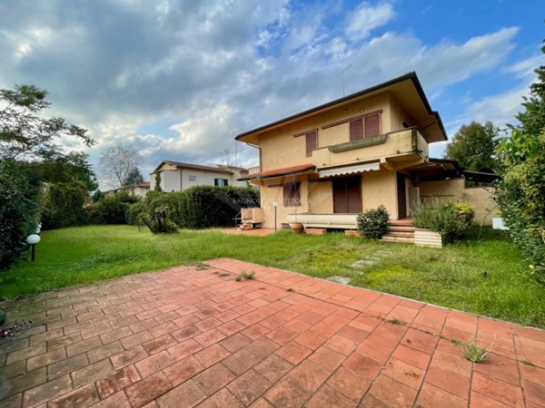 casa indipendente in vendita a Pietrasanta in zona Marina di Pietrasanta