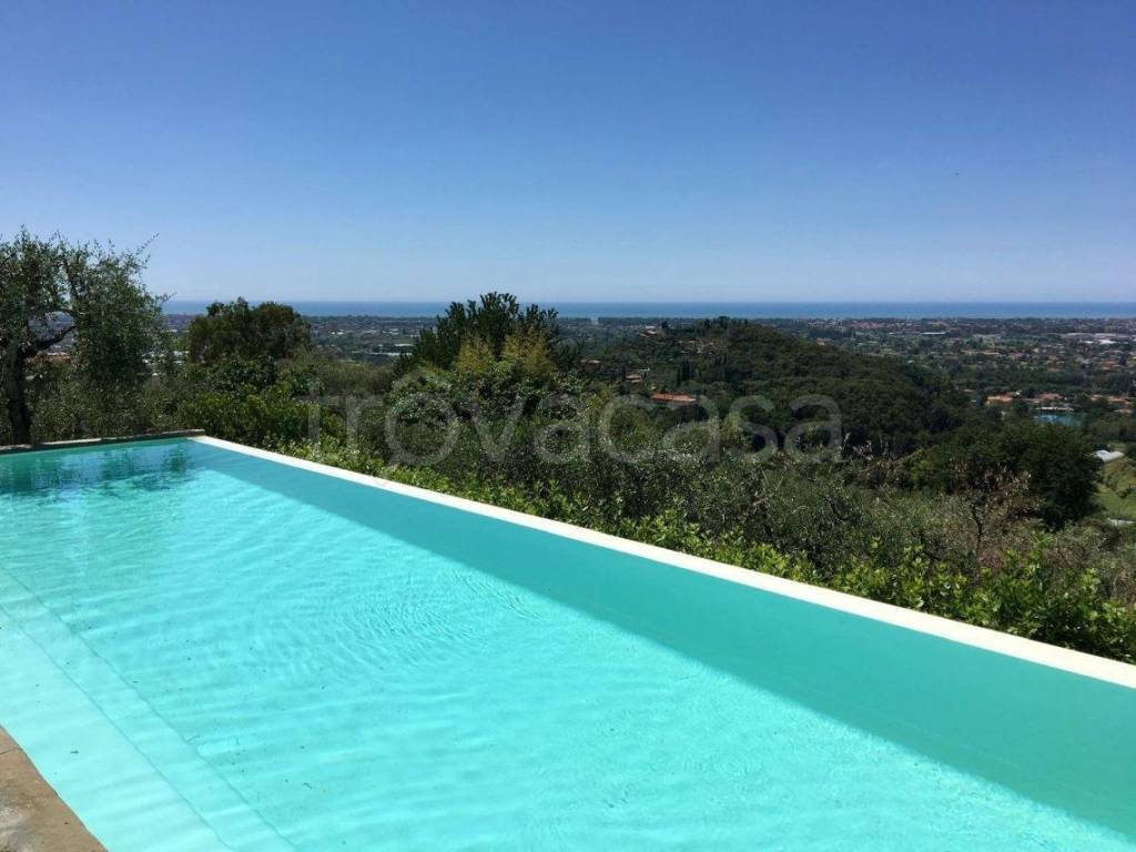 casa indipendente in vendita a Pietrasanta in zona Capezzano