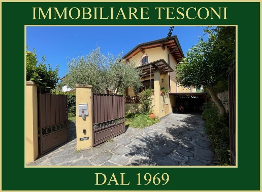 casa indipendente in vendita a Pietrasanta in zona Vignone