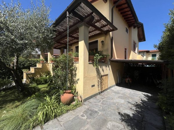 casa indipendente in vendita a Pietrasanta in zona Vignone