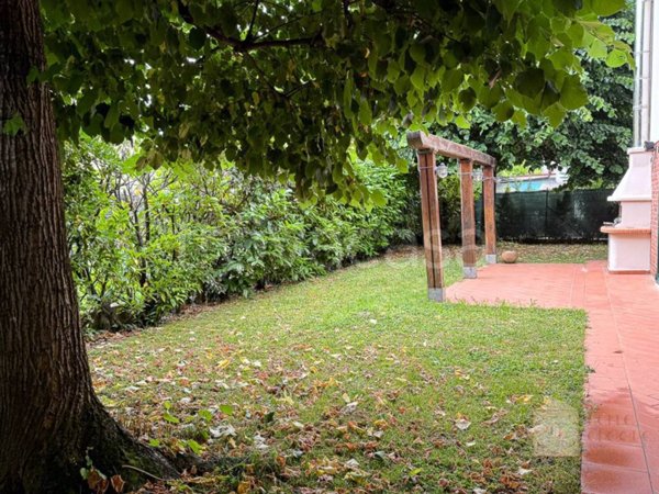 casa indipendente in vendita a Pietrasanta in zona Vignone