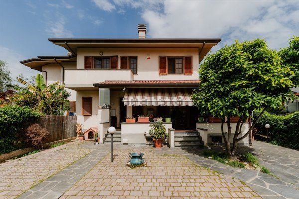 casa indipendente in vendita a Pietrasanta in zona Crociale