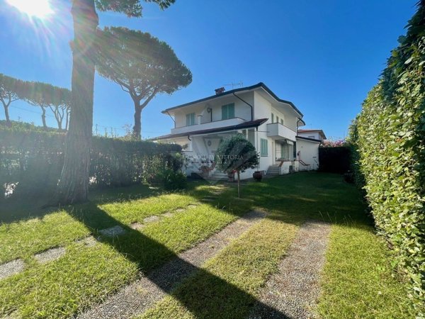 casa indipendente in vendita a Pietrasanta in zona Tonfano