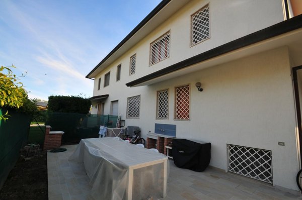 casa indipendente in vendita a Pietrasanta in zona Fiumetto