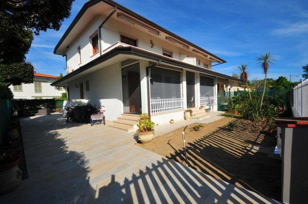 casa indipendente in vendita a Pietrasanta in zona Fiumetto