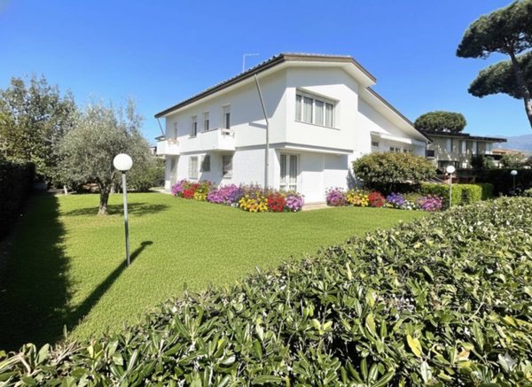 casa indipendente in vendita a Pietrasanta in zona Tonfano