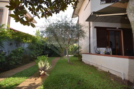 casa indipendente in vendita a Pietrasanta in zona Tonfano