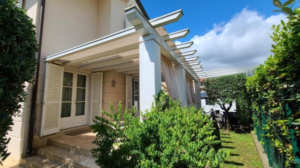 casa indipendente in vendita a Pietrasanta