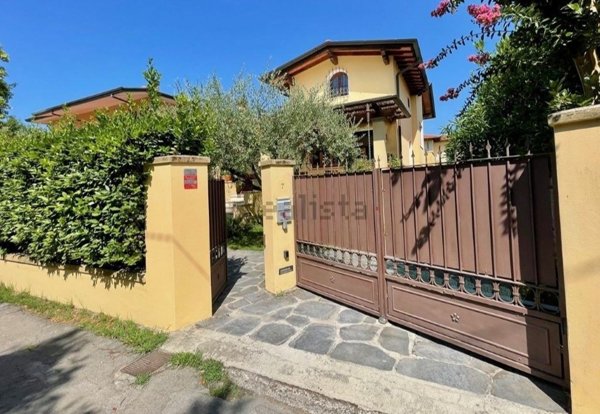 casa indipendente in vendita a Pietrasanta in zona Fiumetto