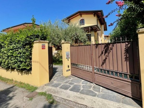casa indipendente in vendita a Pietrasanta in zona Fiumetto
