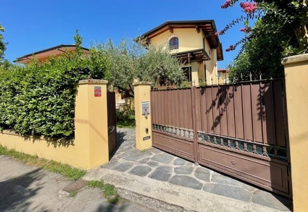 casa indipendente in vendita a Pietrasanta in zona Fiumetto