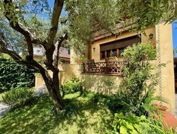 casa indipendente in vendita a Pietrasanta in zona Fiumetto