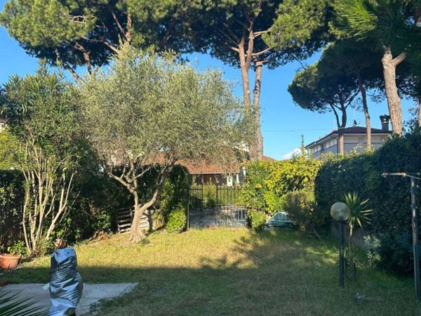casa indipendente in vendita a Pietrasanta in zona Tonfano