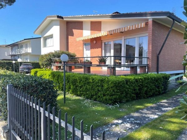 casa indipendente in vendita a Pietrasanta in zona Tonfano