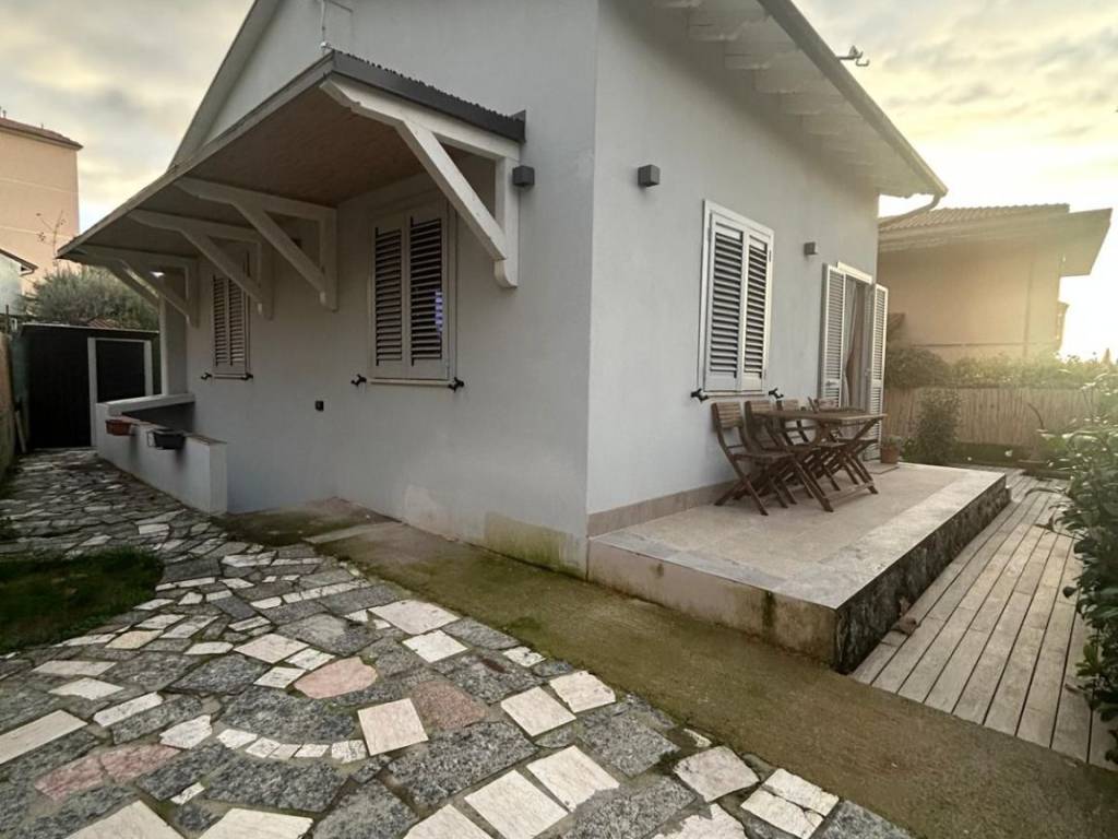 casa indipendente in vendita a Pietrasanta in zona Vallecchia