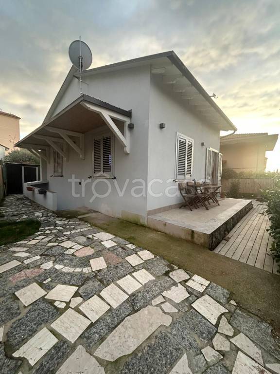 casa indipendente in vendita a Pietrasanta in zona Vallecchia