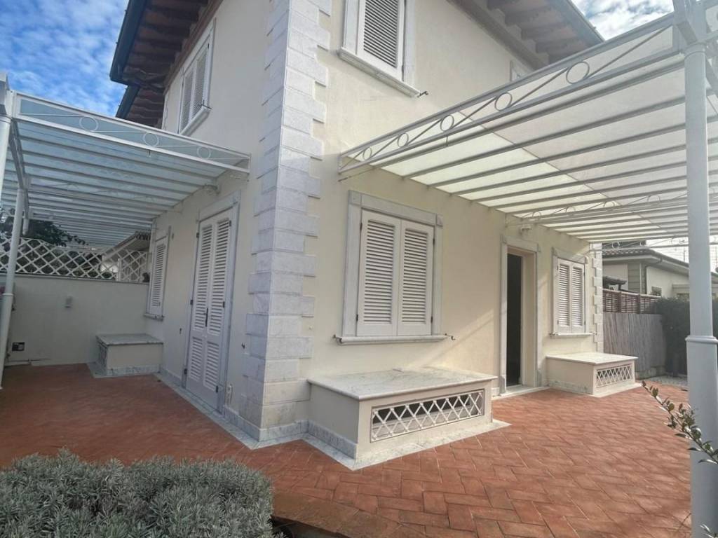 casa indipendente in vendita a Pietrasanta in zona Fiumetto