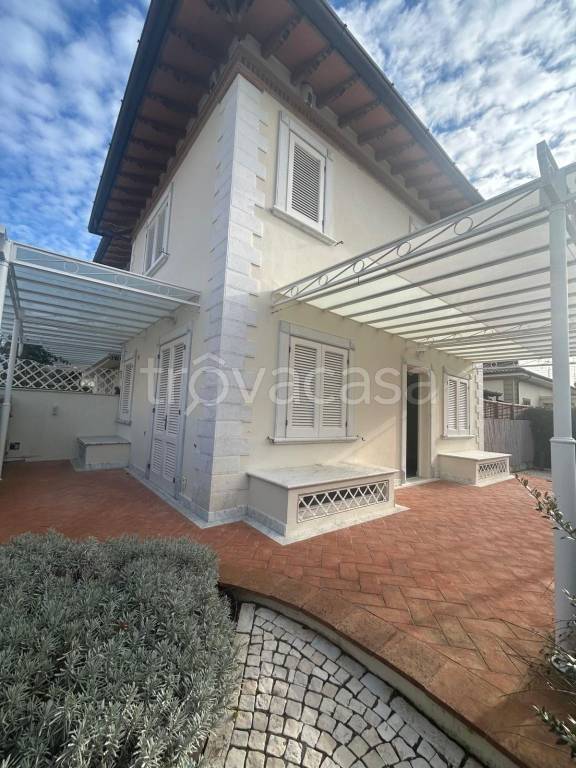 casa indipendente in vendita a Pietrasanta in zona Fiumetto