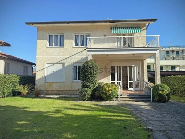 casa indipendente in vendita a Pietrasanta in zona Tonfano