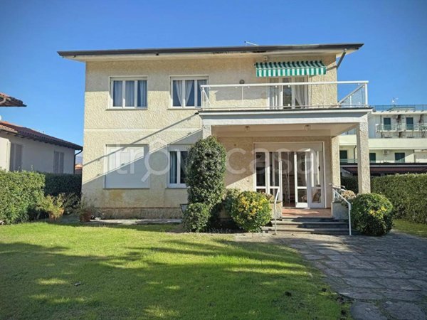 casa indipendente in vendita a Pietrasanta in zona Fiumetto