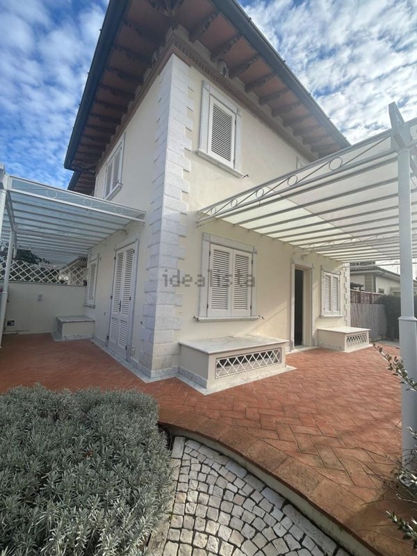 casa indipendente in vendita a Pietrasanta in zona Fiumetto