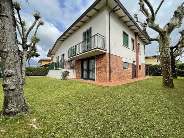 casa indipendente in vendita a Pietrasanta in zona Motrone