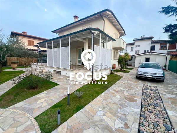 casa indipendente in vendita a Pietrasanta in zona Motrone
