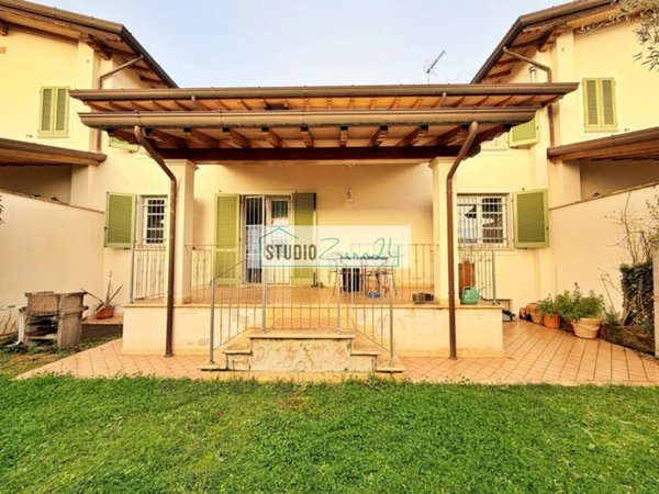 casa indipendente in vendita a Pietrasanta in zona Traversagna