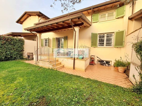 casa indipendente in vendita a Pietrasanta in zona Traversagna