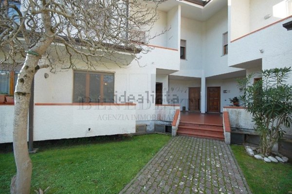 casa indipendente in vendita a Pietrasanta in zona Tonfano