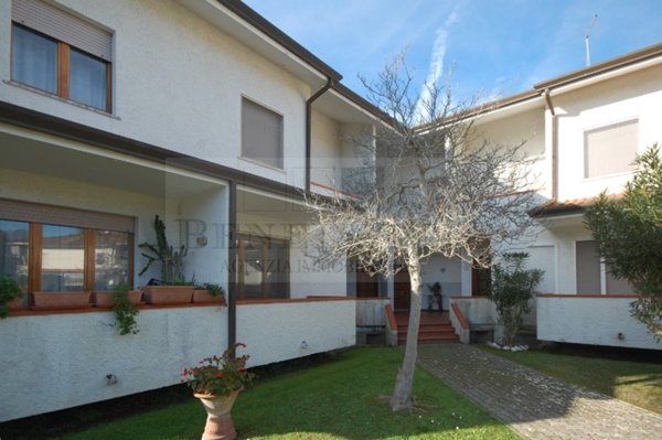 casa indipendente in vendita a Pietrasanta in zona Tonfano