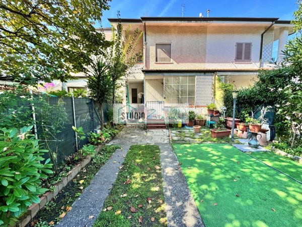 casa indipendente in vendita a Pietrasanta in zona Marina di Pietrasanta