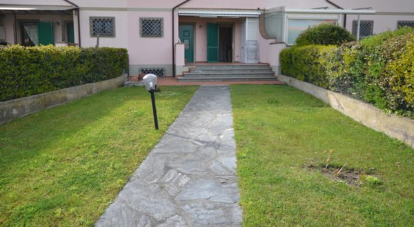 casa indipendente in vendita a Pietrasanta in zona Marina di Pietrasanta