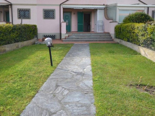 casa indipendente in vendita a Pietrasanta in zona Marina di Pietrasanta