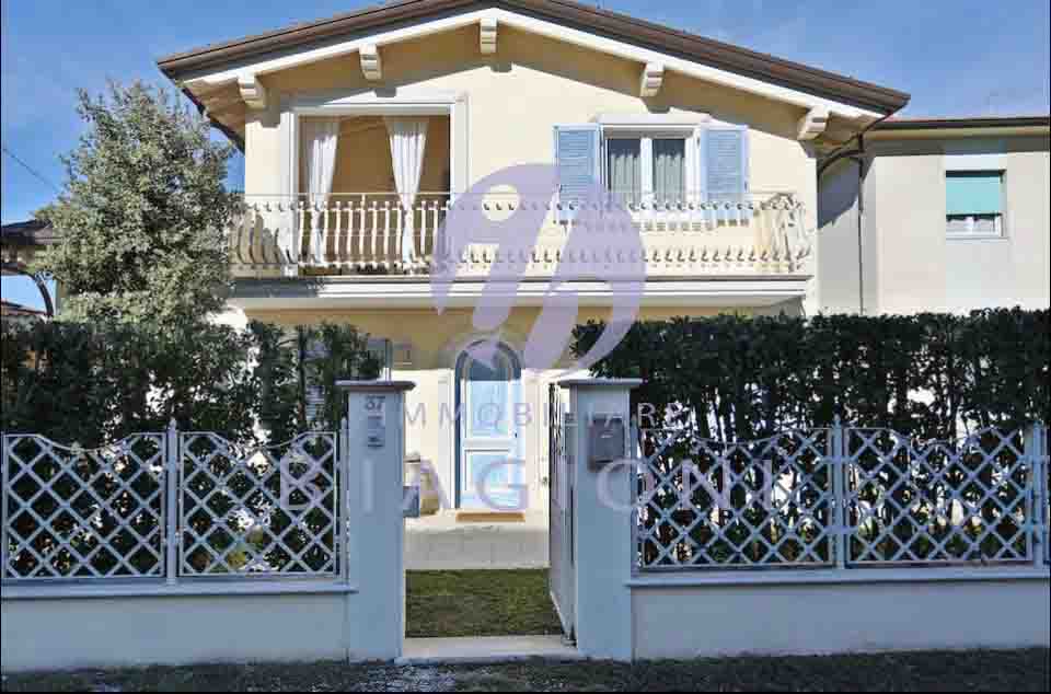 casa indipendente in vendita a Pietrasanta in zona Fiumetto